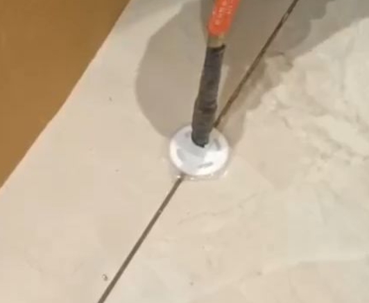 宿迁市瓷砖空鼓维修公司专业解答瓷砖在铺贴过程中，如果没有涂抹均匀到位的粘结材料（如水泥砂浆或瓷砖胶），可能会导致以下问题