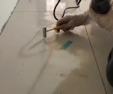 宿迁市瓷砖开裂维修公司专业分享瓷砖在铺贴前如果没有沥干水分，将会导致以下问题