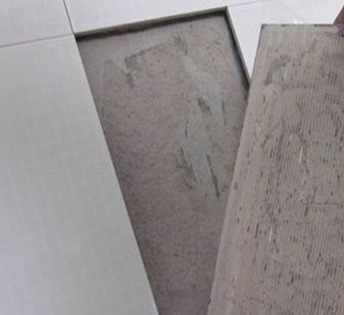 宿迁市瓷砖空鼓维修公司分享瓷砖铺贴时如果打浆（即涂抹在瓷砖背面和基层上的砂浆或瓷砖胶）过少，会带来以下问题
